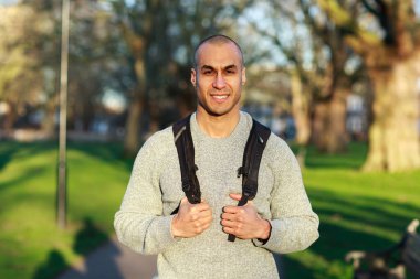 Parkta yürüyen adam.