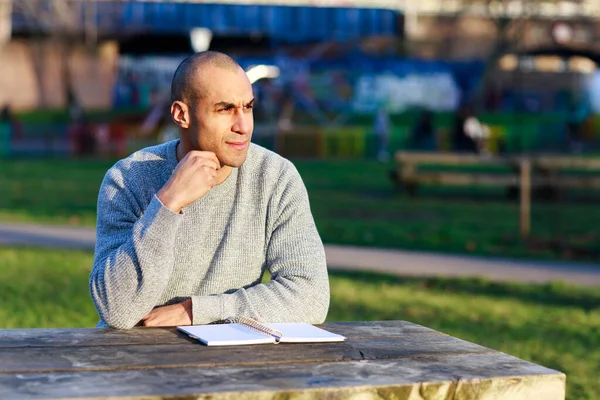 Νεαρός Άνδρας Κάθεται Στο Πάρκο Ένα Βιβλίο — Φωτογραφία Αρχείου