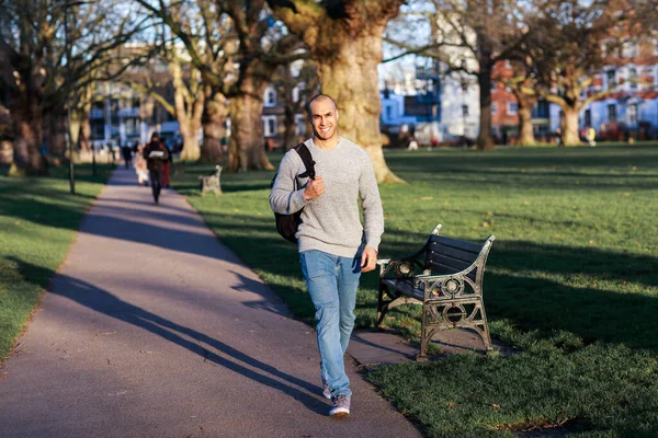 Een Jonge Man Die Het Park Loopt — Stockfoto