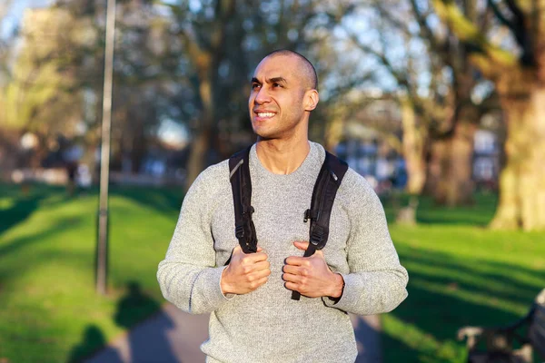 Jovem Feliz Andando Pelo Parque — Fotografia de Stock