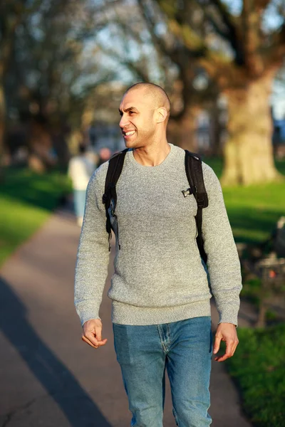 Jonge Man Loopt Door Het Park — Stockfoto