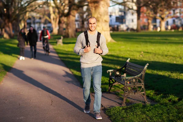 Jonge Man Wandelen Het Park — Stockfoto