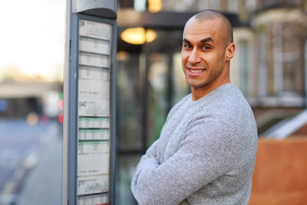 Jonge Man Wachtend Een Bus — Stockfoto