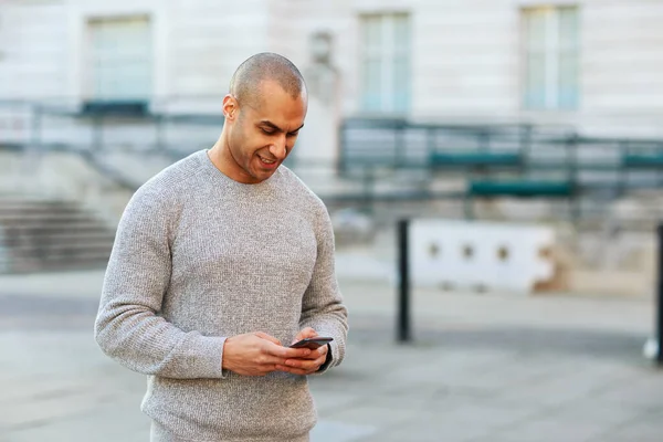 Mladý Muž Posílá Sms Mobil — Stock fotografie