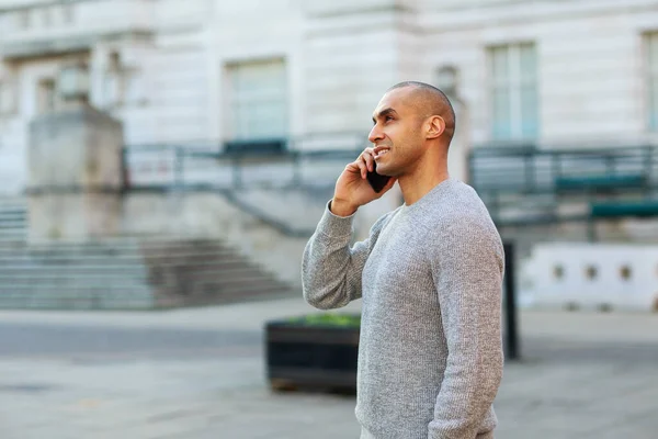 Młody Człowiek Rozmawiający Przez Telefon Ulicy — Zdjęcie stockowe