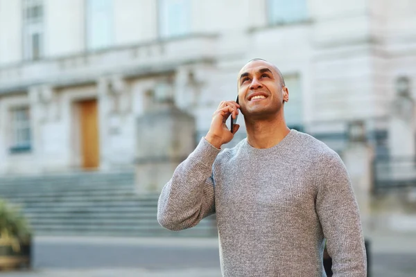 Unge Man Pratar Telefon Stockbild