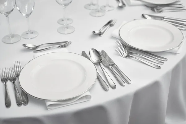 Ресторанний Стіл Білими Тарілками Посудом Срібла — стокове фото