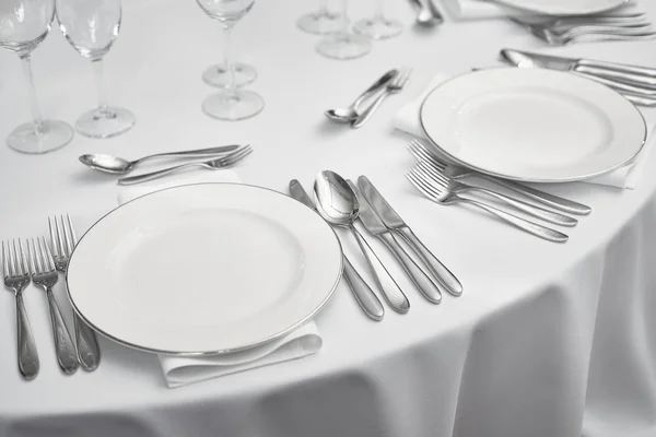 Mesa Restaurante Con Platos Blancos Cubiertos —  Fotos de Stock