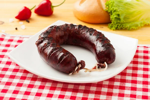 Salchichas planas a la parrilla con verduras y pan en un plato blanco —  Fotos de Stock