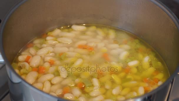 Hombre cocinando sopa de frijoles blancos. Cocina tradicional búlgara . — Vídeo de stock