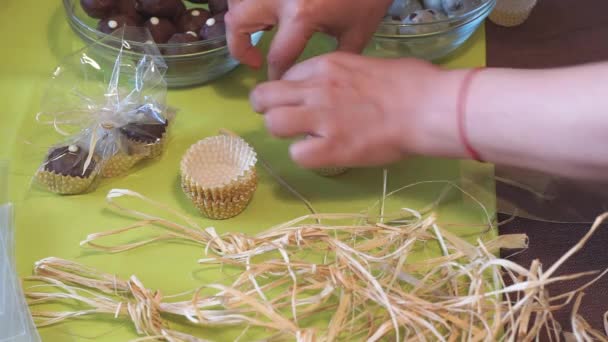 Gyártás és csomagolás saját csokoládé candys nő. Workshop a csokoládé előállításához. Közelről. — Stock videók
