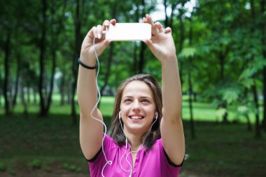 Selfie açık havada egzersiz sırasında alarak genç fitness kadın