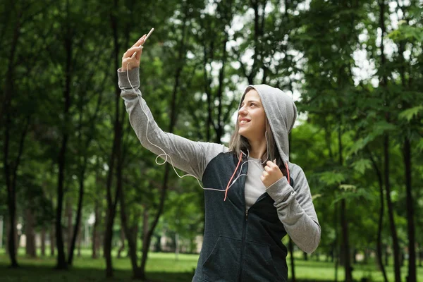 Unga fitness kvinna tar Selfie utomhus under övningar — Stockfoto