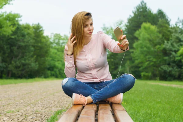 Young woman taking Selfie outdoors — Stock Photo, Image