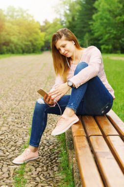 Akıllı telefon açık havada genç kadın manifatura