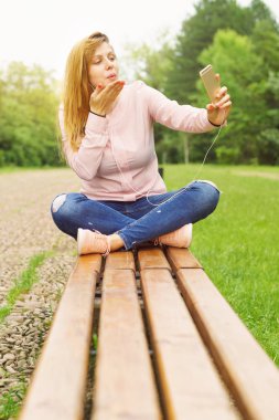 Akıllı telefon açık havada genç kadın manifatura