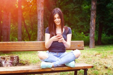 Akıllı telefon açık havada genç kadın manifatura