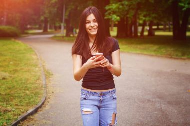 Akıllı telefon açık havada genç kadın manifatura