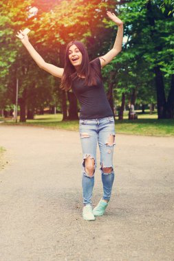 Akıllı telefon açık havada genç kadın manifatura