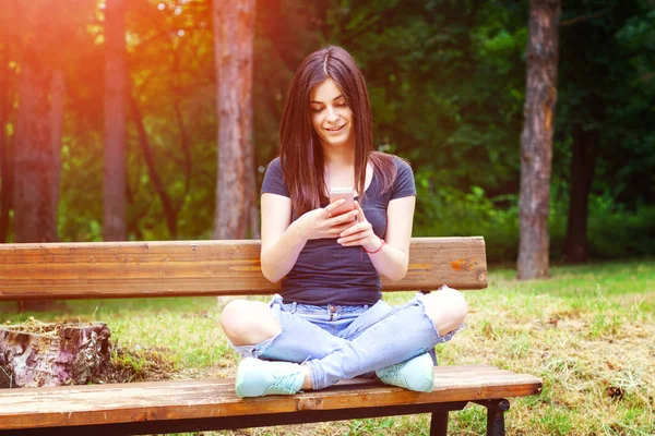 Akıllı telefon açık havada genç kadın manifatura