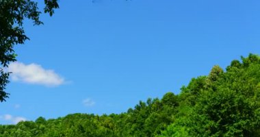 Büyük, Bina bulutlar ve bulut ile kitle kırma gündoğumu ile güzel cennet timelaspe. 