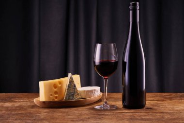 Kırmızı, beyaz ve şarapla peynir kopya alanı ile yükseldi