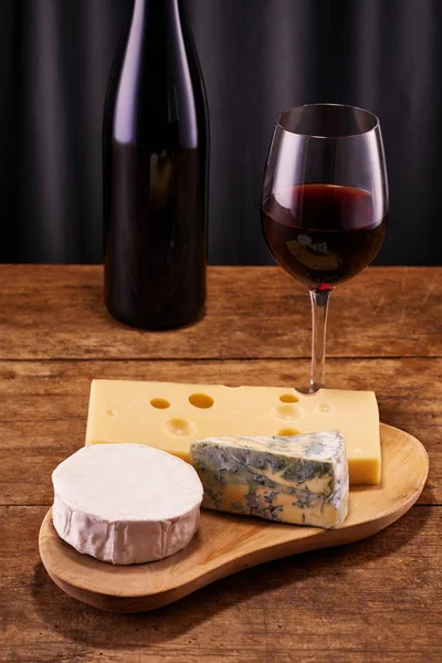 Czerwony, biały i różowego wina z serem z miejsca kopii — Zdjęcie stockowe