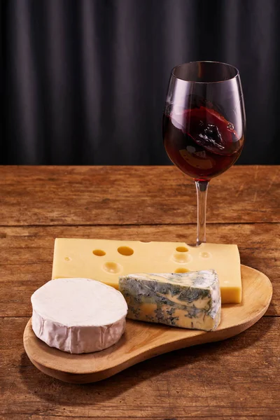 Rot-, Weiß- und Roséwein mit Käse mit Kopierraum — Stockfoto