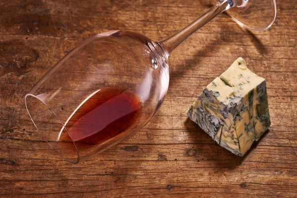 Czerwony, biały i różowego wina z serem z miejsca kopii — Zdjęcie stockowe