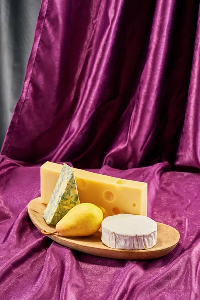 Rot-, Weiß- und Roséwein mit Käse mit Kopierraum — Stockfoto