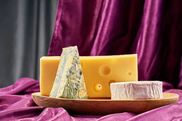 Rot-, Weiß- und Roséwein mit Käse mit Kopierraum — Stockfoto