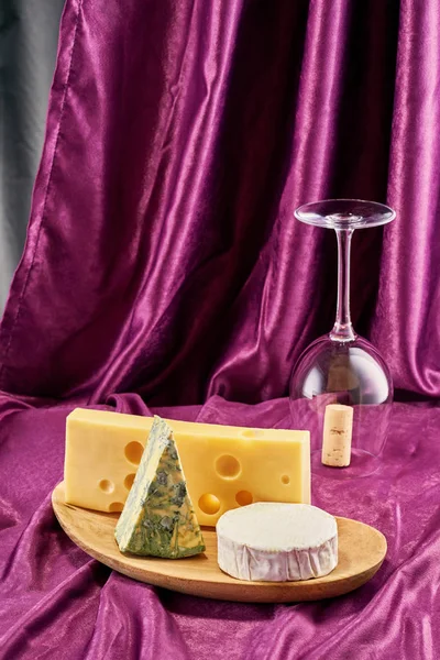 Červená, bílá a růžová vína se sýrem s kopií prostor — Stock fotografie
