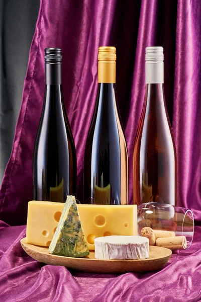 Rot-, Weiß- und Roséwein mit Käse mit Kopierraum — Stockfoto