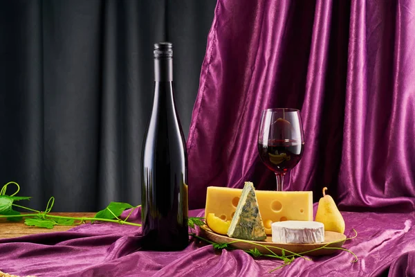 Rot-, Weiß- und Roséwein mit Käse mit Kopierraum — Stockfoto