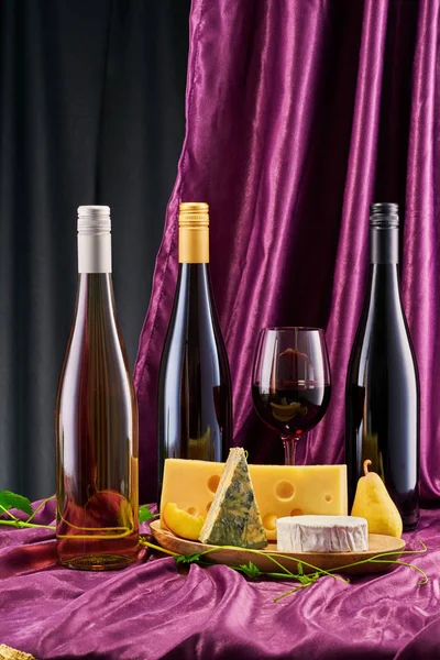 Rot-, Weiß- und Roséwein mit Käse mit Kopierraum — Stockfoto