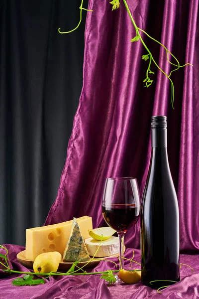 Vino rosso, bianco e rosato con formaggio con spazio per copiare — Foto Stock