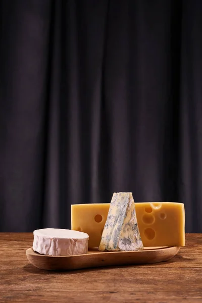 Červená, bílá a růžová vína se sýrem s kopií prostor — Stock fotografie