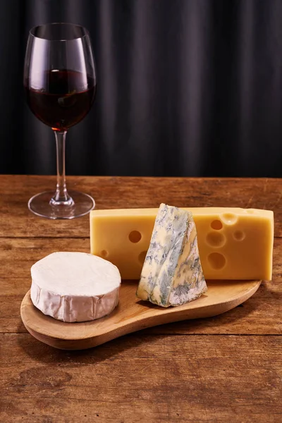 Kırmızı, beyaz ve şarapla peynir kopya alanı ile yükseldi