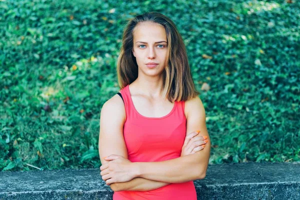 Unga Fitness Kvinna Utövar Park Med Mobiltelefon Och Hörlurar — Stockfoto