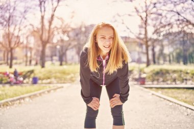 Parkta egzersiz smartphone ile güzel sporcumuz