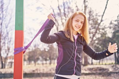 Parkta egzersiz smartphone ile güzel sporcumuz