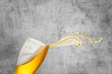 Fotokopi alanı olan eski arkaplanda bira sıçraması