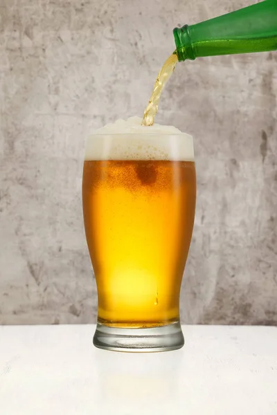 Bière éclaboussure en verre sur fond vintage avec espace de copie — Photo