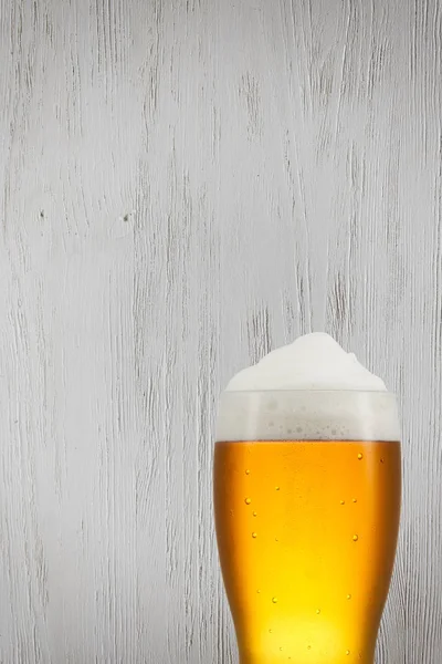 Bière éclaboussure en verre sur fond vintage avec espace de copie — Photo