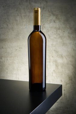 Eski arkaplanda kırmızı, beyaz ve gül şarabı