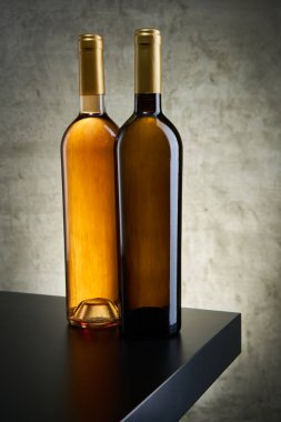 Eski arkaplanda kırmızı, beyaz ve gül şarabı