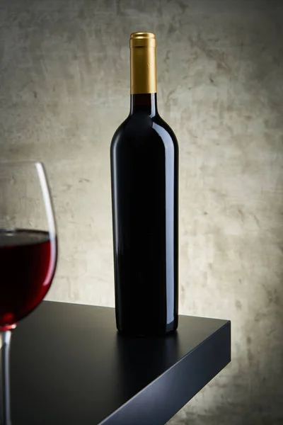 Eski arkaplanda kırmızı, beyaz ve gül şarabı — Stok fotoğraf