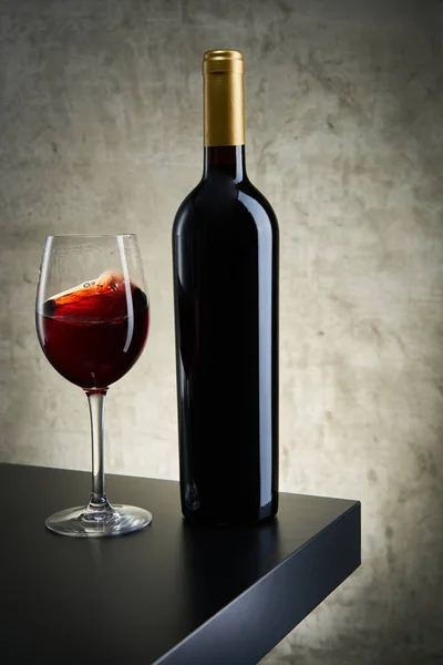 Červené, bílé a růžové víno na vinobraní pozadí — Stock fotografie