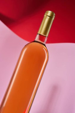 Sanatsal arka planda şarap şişesi
