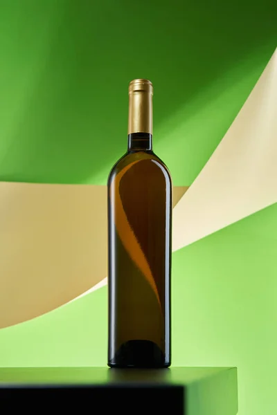 Sanatsal arka planda şarap şişesi — Stok fotoğraf
